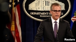 Phó giám đốc FBI Andrew McCabe đưa ra những chi tiết về các vụ khiếu nại dân sự nhằm tịch thu và thu hồi 1 tỷ USD từ các tài sản có liên quan đến các quỹ rửa tiền từ 1MDB của Malaysia tại một cuộc họp báo ở Washington ngày 20/7/2016.