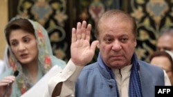 Thủ Tướng Pakistani bị lật đổ Nawaz Sharif rời một cuộc họp báo của con gái Maryam Nawaz (trái) tại Islamabad ngày 29/5/2018. Pakistan sẽ tổ chức bầu cử toàn quốc vào ngày 25/7 sắp tới. AFP PHOTO / AAMIR QURESHI