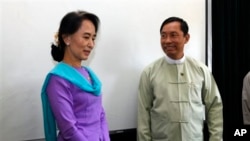 Lãnh tụ đối lập Aung San Suu Kyi gặp Chủ tịch Quốc hội Shwe Mann tại Yangon, ngày 9/4/2013.