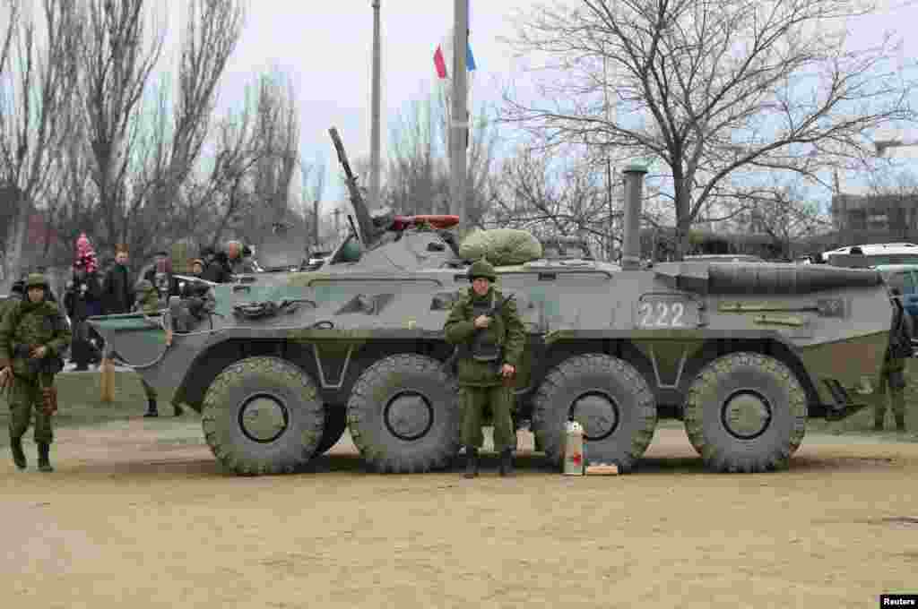 Binh sĩ&nbsp;đứng cạnh xe bọc thép chở quân APC tại thành phố cảng Feodosiya ở Crimea, Ukraina, ngày 2/3/2014.