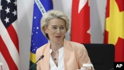 Người đầu tiên dùng chữ “De-risking” là bà Ursula von der Leyen, chủ tịch Ủy hội Âu châu, khi bay sang Trung Quốc cùng với ông Emmanuel Macron, tổng thống Pháp, ngày 30 tháng Ba vừa qua. 