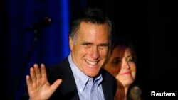 Cựu Thống đốc bang Massachusetts Mitt Romney và và vợ đến dự cuộc họp của Ủy ban Toàn quốc Đảng Cộng hòa ở San Diego, California, 16/1/15