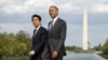 Tổng thống Mỹ Barack Obama và Thủ tướng Nhật Shinzo Abe đến thăm Đài tưởng niệm Lincoln ở Washington, phía sau là Đài tưởng niệm Washington, ngày 27/4/2015.