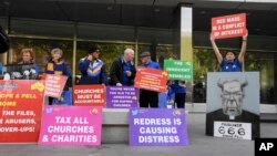 Những người biểu tình đứng bên ngoài nơi xét xử Hồng y George Pell ở Melbourne, Australia, 13/3/2019