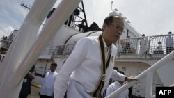 Tổng thống Benigno Aquino III của Philippines lên chiến hạm Gregorio Del Pilar 