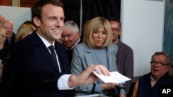 Ứng viên Emmanuel Macron bỏ phiếu hôm 23/4.