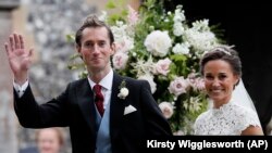 Pippa Middleton và James Matthews tươi cười sau lễ cưới ở Nhà thờ Thánh Mark ở Englefield, Anh.