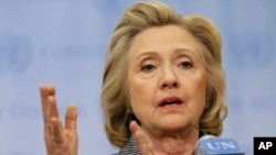 Bà Hillary Rodham Clinton nói chuyện với các phóng viên tại Trụ sở LHQ ở New York, ngày 10/3/2015. 