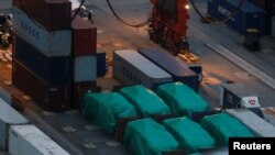 Các xe bọc thép của Singapore bị chặn giữ tại một cảng container ở Hong Kong, 24/11/2016.