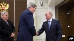 Ngoại trưởng Mỹ John Kerry trong cuộc gặp gỡ với Tổng thống Nga Putin tại Sochi, Nga ngày 12 tháng 5, 2015.