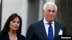 Roger Stone (phải), một hoạt vụ kì cựu theo Đảng Cộng hòa và tự xưng là “kẻ lắm chiêu,” là bạn vong niên của Tổng thống Donald Trump.