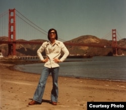 Tác giả bên cầu Golden Gate, San Francisco, năm 1976 (Ảnh: Bùi Văn Phú).