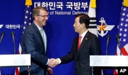 Bộ trưởng Quốc phòng Mỹ Ash Carter và Bộ trưởng Quốc phòng Hàn Quốc Han Min Koo trong cuộc họp báo chung tại Seoul, ngày 2/11/2015.