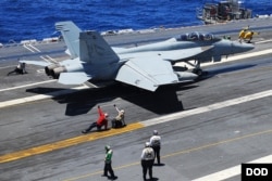 Chiến đấu cơ F / A-18F Super Hornet cất cánh từ boong tàu sân bay USS Ronald Reagan. (Ảnh của Hải quân Mỹ).