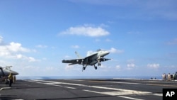 Tư liệu: Một phản lực cơ FA-18 đáp xuống tàu sân bay USS John C. Stennis trong Biển Đông. Ảnh chụp ngày 15/4/2016,