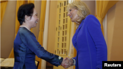 Phó Chủ tịch nước Việt Nam Nguyễn Thị Doan (trái) tiếp đón Đệ nhị Phu nhân Hoa Kỳ Jill Biden, tại Phủ Chủ tịch ở Hà Nội, 19/7/2015. 