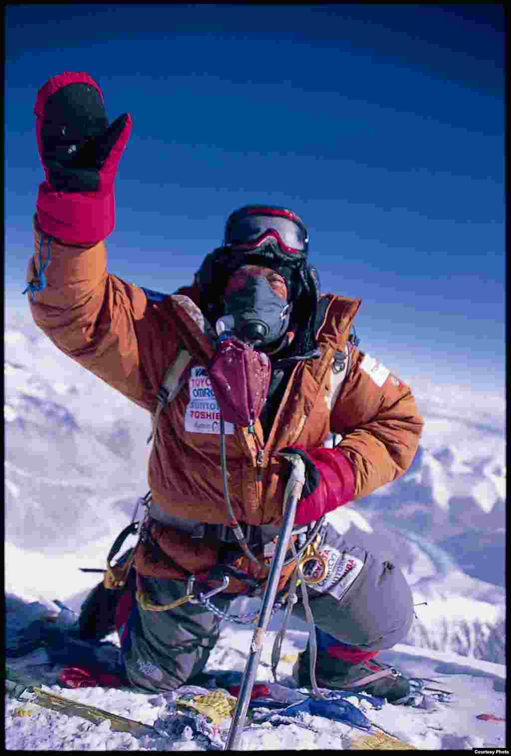 &Ocirc;ng Yuichiro Miura tại đỉnh Everest, ng&agrave;y 26 th&aacute;ng 5, 2008. (Miura Dolphins)