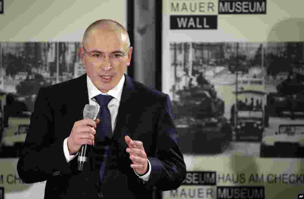 Ông Khodorkovsky nói chuyện tại buổi họp báo ở Berlin, 22/12/13