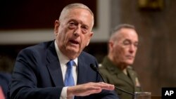 Bộ trưởng Quốc phòng Jim Mattis, trái, và Chủ tịch Hội đồng Tham mưu trưởng Liên quân Hoa Kỳ Joseph Dunford, điều trần về Afghanistan trước Ủy ban Quân vụ Thượng viện ngày 3/10/2017. 