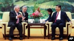 Ngoại trưởng Mỹ Rex Tillerson (trái) hội kiến Chủ tịch Trung Quốc Tập Cận Bình tại Đại sảnh đường Nhân dân, ngày 30 tháng 7, 2017, ở Bắc Kinh, Trung Quốc.