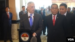 Bộ trưởng Quốc phòng Mỹ Mattis cùng người đồng nhiệm Indonesian, Ryacudu, họp báo ở Jakarta, 23/1/2018