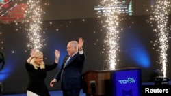 Thủ Tướng Netanyahu và phu nhân Sara trên sân khấu sau khi kết quả thăm dò ngoài phòng phiếu cho thấy Đảng Likud chiếm đa số ghế quốc hội. April 10, 2019. REUTERS/Ronen Zvulun 