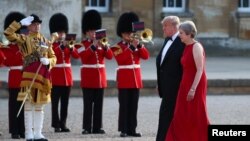 Thủ tướng Anh Theresa May và Tổng thống Mỹ Donald Trump duyệt hàng quân dàn chào tại Dinh Blenheim ngày 12/7/2018.