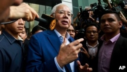 Cựu Thủ tướng Malaysia Najib Razak nói với phóng viên báo chí khi rời trụ sở Ủy ban chống tham nhũng quốc gia ở Putrajaya hôm 22/5. Ông Najob bị thẩm vấn về vụ bê bối tham nhũng mà có thể đưa ông đến các tội hình sự.