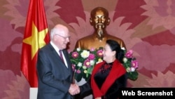 Thượng Nghị sĩ Hoa Kỳ Patrick Leahy và Chủ tịch QH Nguyễn Thị Kim Ngân, hôm 18/4/2019 tại Hà Nội. Photo VNA