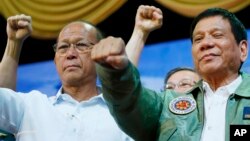 Bộ trưởng Quốc phòng Philippines Delfin Lorenzana và Tổng thống Duterte.