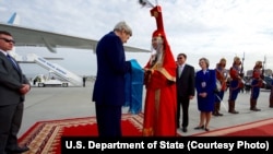 Ngoại trưởng Mỹ John Kerry nhận quà khi đến Sân bay Quốc tế Chinggis Khaan ở Ulaanbataar, Mông Cổ, ngày 5/6/2016.