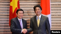 Chủ tịch Việt Nam Trương Tấn Sang và Thủ tướng Nhật Shinzo Abe tại Tokyo, tháng 3/2014.