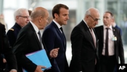 Tổng thống Pháp Macron cùng Ngoại trưởng Jean-Yves Le Drian tại Thượng đỉnh NATO