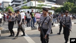 Cảnh sát Indonesia tuần tra bên ngoài quán cà phê Starbucks, nơi xảy ra vụ tấn công khủng bố hồi tuần trước ở Jakarta.