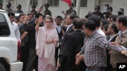 Cựu Thủ tướng Bangladesh Khaleda Zia vẫy tay khi đến tòa ở Dhaka, ngày 05 tháng 4 năm 2015.