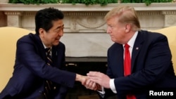 Thủ tướng Nhật Shinzo Abe (trái) gặp Tổng thống Mỹ Donald Trump tại phòng Bầu dục ở Nhà Trắng ở Washington, hôm 26/4. Sau cuộc gặp này, ông Abe tuyên bố sẵn sàng gặp chủ tịch Triều Tiên Kim Jong Un vô điều kiện.