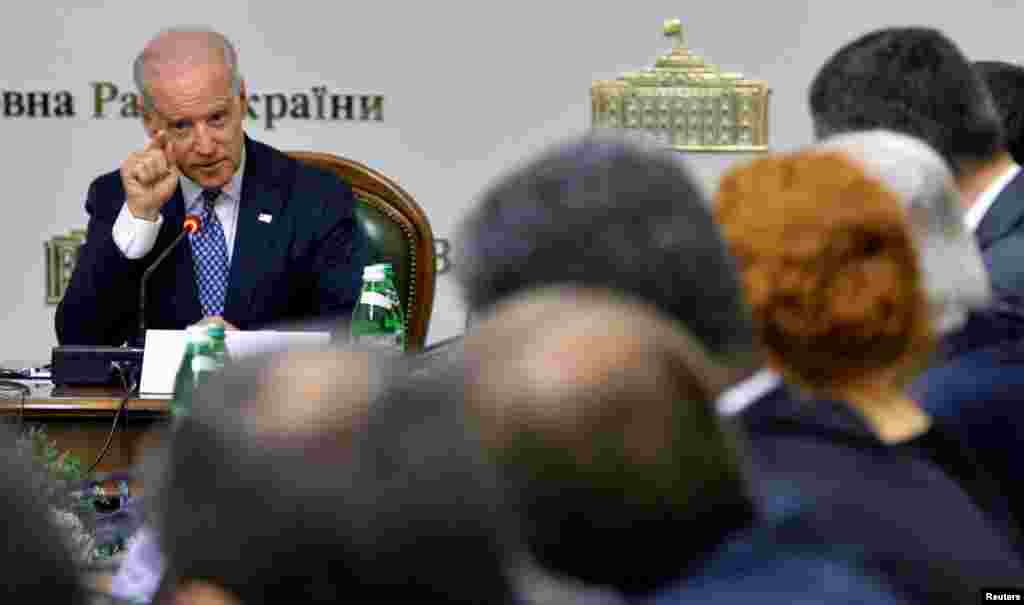 Phó Tổng thống Mỹ Joe Biden phát biểu với các thành viên Quốc hội Ukraine tại Kiev, ngày 22/4/2014. Phó Tổng thống Biden cũng cho biết Hoa Kỳ sẵn sàng giúp Ukraine được độc lập về năng lượng và không phải phụ thuộc vào khí đốt của Nga.