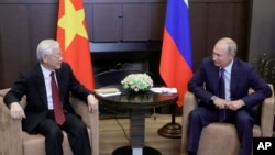 Tư liệu: TT Nga Vladimir Putin, phải, và TBT Đảng CSVN Nguyễn Phú Trọng tại buổi họp ở Dinh Bocharov Ruchei bên bờ Hắc Hải, Sochi, Nga. Ảnh chụp ngày 6/9/2018. (Mikhail Klimentyev, Sputnik, Kremlin Pool Photo via AP)