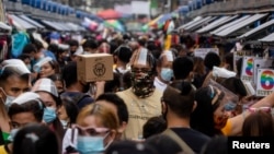 Người Philippines đeo khẩu trang chống virus COVID-19 tại Manila, Philippines, ngày 3/12/2020. REUTERS/Eloisa Lopez 