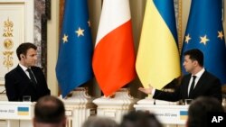 Tổng thống Pháp Macron và Tổng thống Ukraine Zelenskyy trong cuộc gặp hôm 8/2 Kyiv, Ukraine.