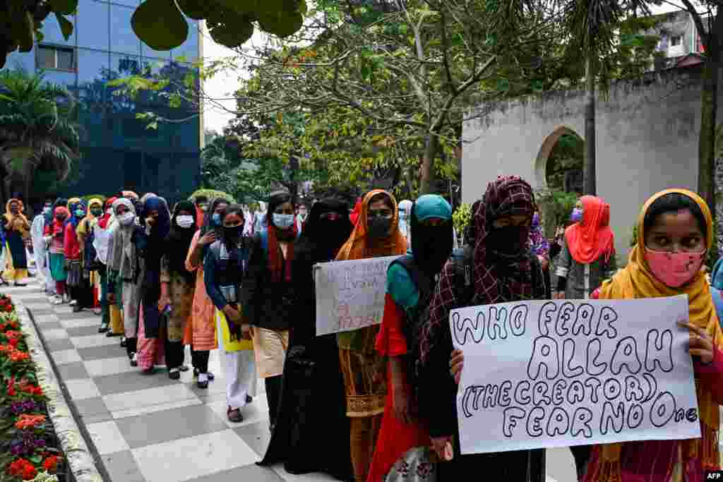 پولیس نے کشیدہ صورت حال پر قابو پانے کے مظاہرین پر لاٹھی چارج کیا اور کم از کم 18 طلبہ کو حراست میں لیا ہے۔&nbsp;