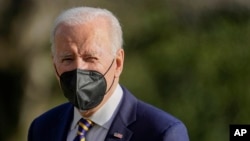 Tổng thống Mỹ Joe Biden đi trên Bãi Cỏ Nam của Nhà Trắng, ngày 10 tháng 2, 2022, ở Washington.