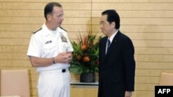 Ðô đốc Michael Mullen (trái) và Thủ tướng Nhật Naoto Kan