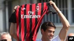 Tuyển thủ Brazil Ricardo Kaka khi đến nhận chiếc áo của câu lạc bộ AC Milan năm 2007