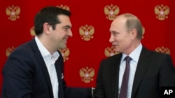 Tổng thống Nga Vladimir Putin (phải) và Thủ tướng Hy Lạp Alexis Tsipras bắt tay sau cuộc họp ở Điện Kremlin, Moscow, Nga, 8/4/2015.