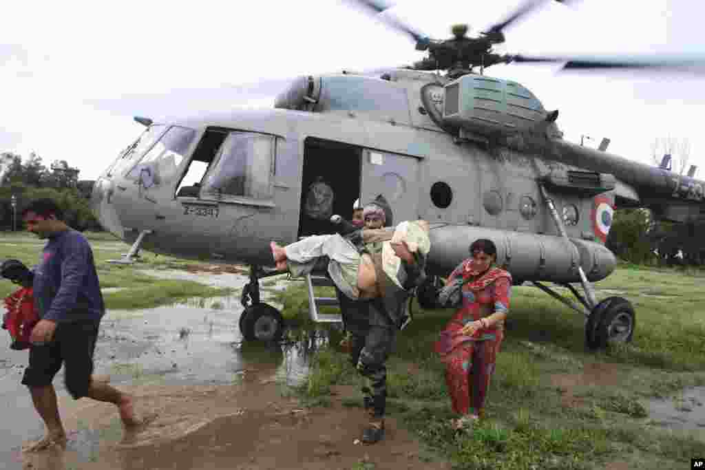 Trực thăng của Không quân Ấn Độ giải cứu cư dân ở Jammu và Kashmir, ngày 6/9/2014. 