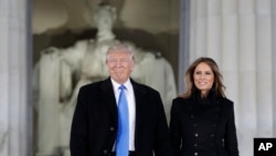 Tổng thống đắc cử Donald Trump và vợ Melania Trump đến dự buổi hoà nhạc tại Đài tưởng niệm Lincoln ở thủ đô Washington, 19/1/2017.