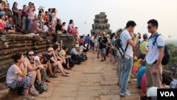 Du khách chờ chụp ảnh hoàng hôn ở đền Phnom Bakheng tại Siem Reap, điểm đến của nhiều khách "Tây ba lô" tại Campuchia.