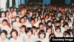 Thuyền nhân vượt biển trong trại tị nạn ở Galang, Indonesia 1986. (Ảnh: Bùi Văn Phú)