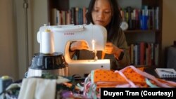 Duyen Tran hàng đêm giành khoảng 3 tiếng đồng hồ để may khẩu trang cho nhóm Auntie Sewing Squad, một mạng lưới với hàng trăm tình nguyện viên trên khắp nước Mỹ cung cấp khẩu trang miễn phí cho những cộng đồng dễ tổn thương và ít được quan tâm.